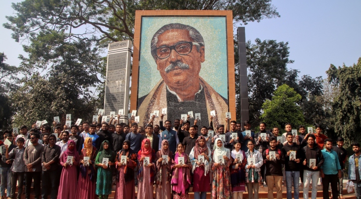 শিক্ষার্থীদের বঙ্গবন্ধুর ‘অসমাপ্ত আত্মজীবনী’ দিল ইবি ছাত্রলীগ